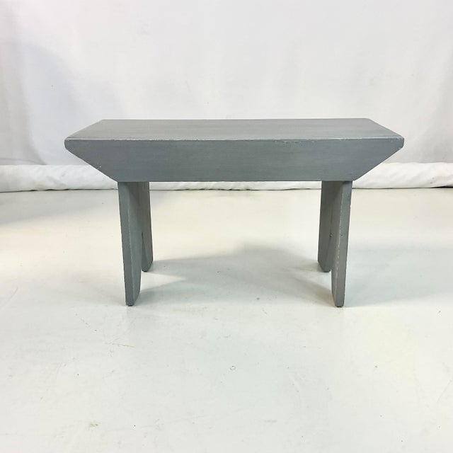 American 1950s Vintage Folk Art Americana Arts & Crafts Pine Bench. For Sale - Image 3 of 14
