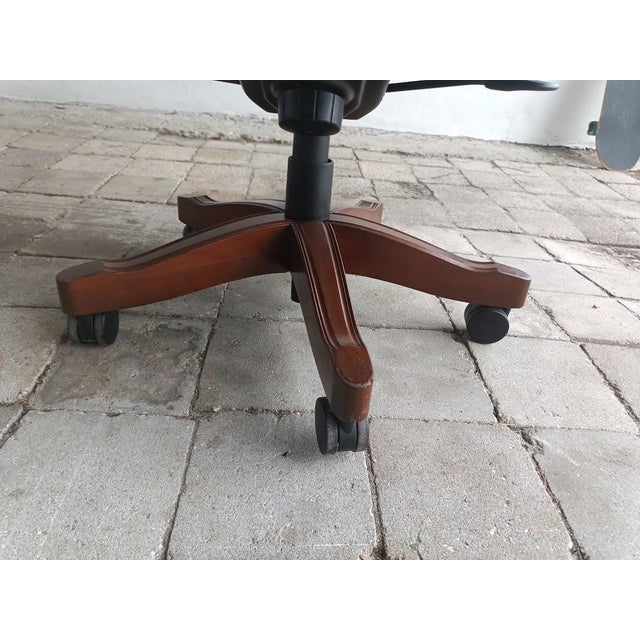 1990s Vintage 1996 Gunlocke Executive Leather Swivel Office Chair – Sherwood Green For Sale - Image 5 of 6