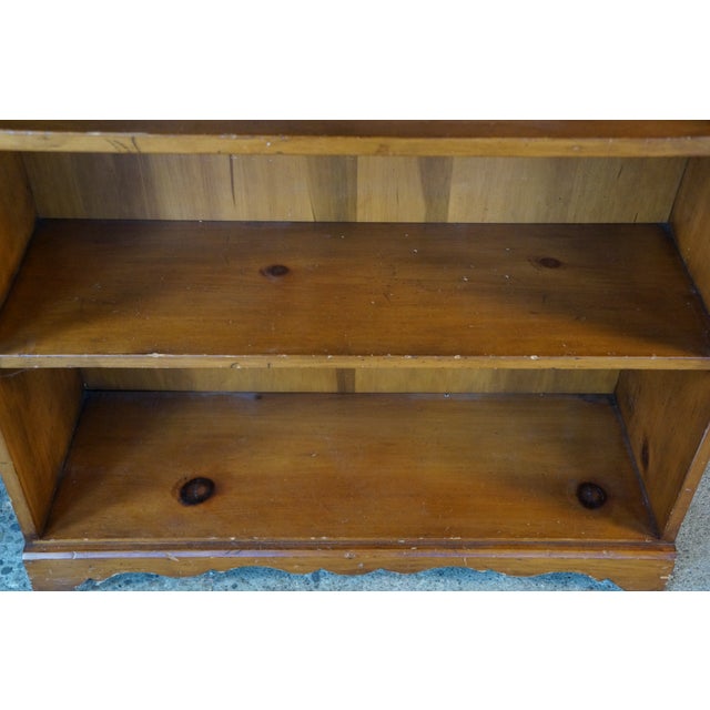 Vintage Early American Colonial Style Low Profile Scalloped Pine Bookcase Shelf For Sale - Image 11 of 16
