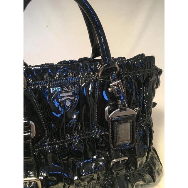 Prada Black Patent Leather Gaufre Ruched Handbag Tote For Sale In Philadelphia - Image 6 of 8