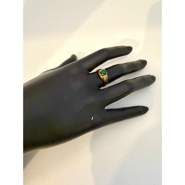 Traditional 1 Ct Oval Emerald Cabochon 18 Kt Yellow Gold Ring Vintage Men Size 8 For Sale - Image 3 of 18
