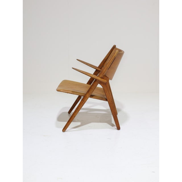 Carl Hansen & Søn CH28 Lounge Chair in Oak and Cognac Leather by Hans J. Wegner, Denmark, 1950s For Sale - Image 4 of 17