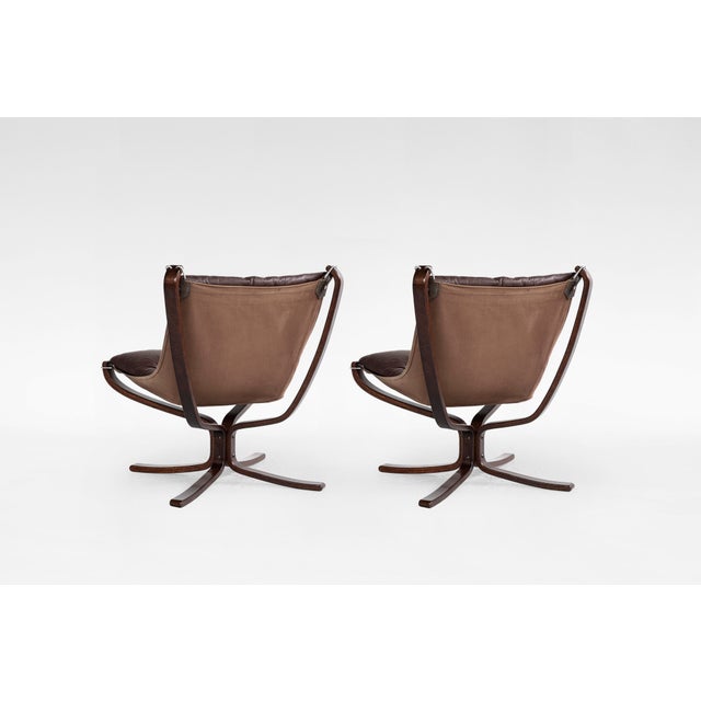 Vatne Møbler Vintage Falcon Chairs in Dark Brown Leather and Plywood by Sigurd Ressell for Vatne Møbler, 1970s, Set of 2 For Sale - Image 4 of 9