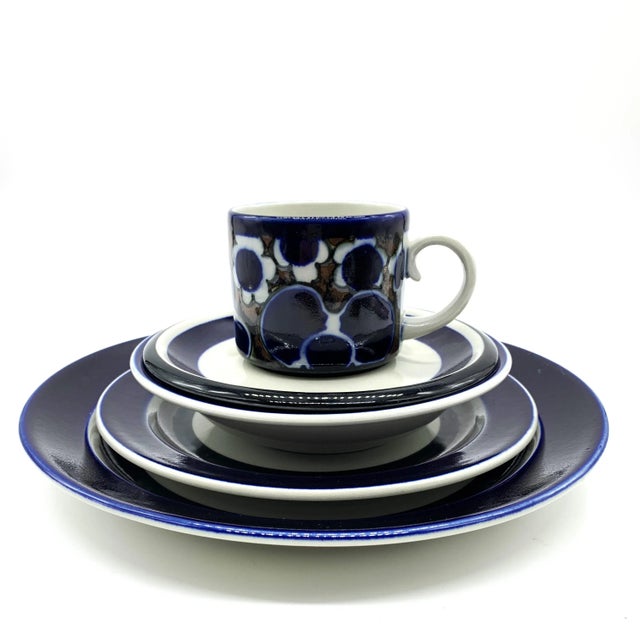 Anja Jaatinen-Winquist for Arabia Finland – “Saara” Dinnerware Service for Four A bold and expressive example of 1970s...