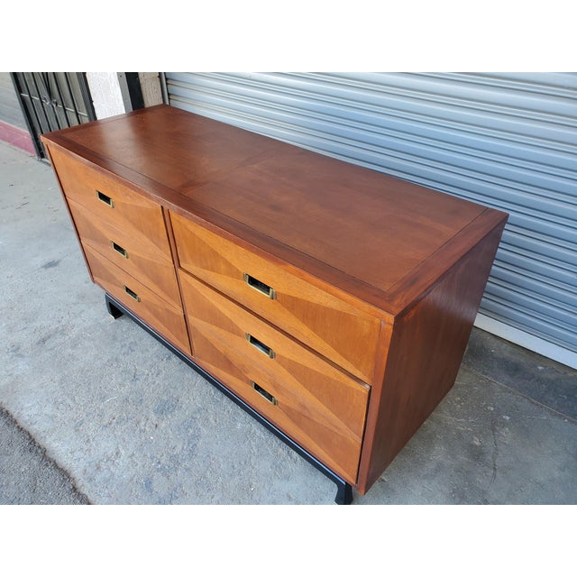 Mid-Century Modern American of Martinsville Dresser For Sale - Image 3 of 14