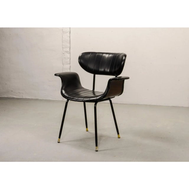 Mid-Century Modern Italian Rosewood & Black Leatherette Swan Chair with Black Steel Feet & Brass Tips, 1960s For Sale - Image 3 of 15