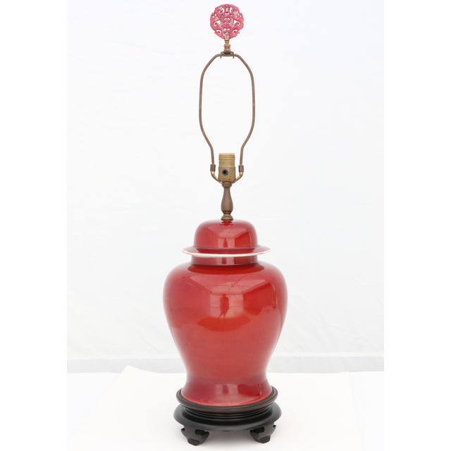 Chinoiserie Mid 20th Century Chinoiserie Oxblood Red Sang De Boeuf Porcelain Ginger Jar Table Lamp For Sale - Image 3 of 11