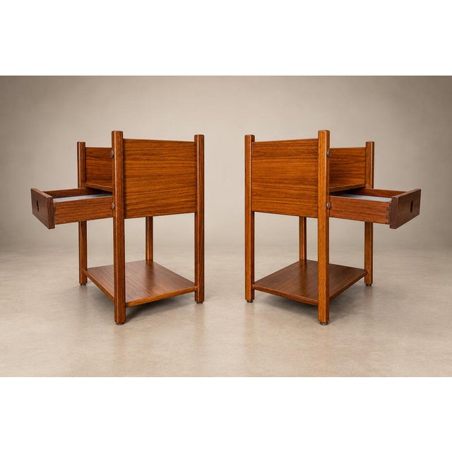 1960s Pair of Sergio Rodrigues “Yara” Side Tables in Freijó Wood with Drawers and Glass Tops, Brazil, 1960s For Sale - Image 5 of 18