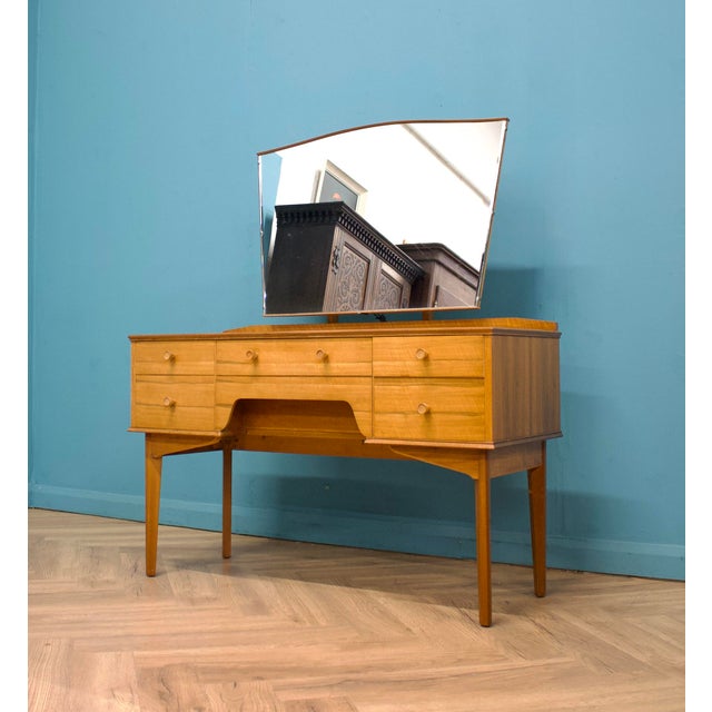 Mid-Century Modern Dressing Table in Walnut by Alfred Cox for Heals, 1950s For Sale - Image 3 of 8