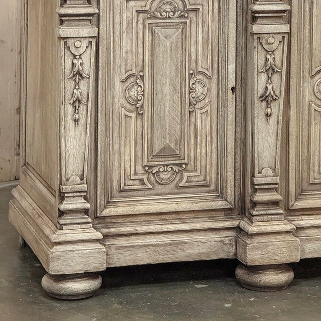 19th Century French Renaissance Revival Buffet in Solid Stripped Oak For Sale In Dallas - Image 6 of 18