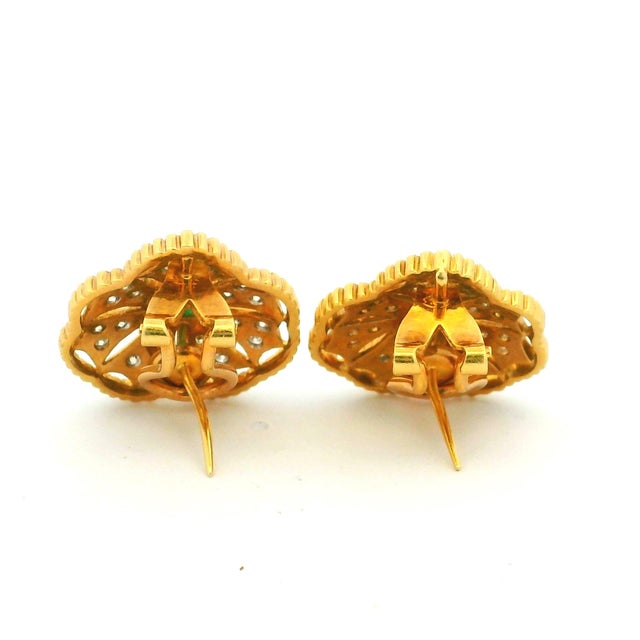 1980s Italian 18k Gold Emerald and Diamond Openwork Heart Earrings, Pair For Sale - Image 9 of 12