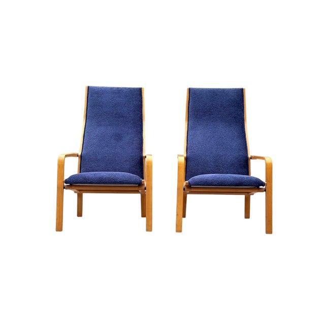 A stunning pair of sculptural high-back lounge chairs designed by Arne Jacobsen for Fritz Hansen. These chairs feature...