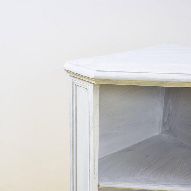 Discover this refined corner cabinet, designed to elegantly optimize space. Crafted with exquisite craftsmanship, it...