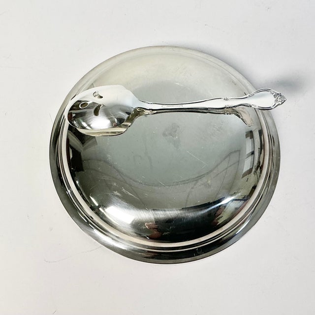 Mid 20th Century Hollywood Regency Oneida Community Serving Dish With Slotted Spoon - Set of 2. For Sale - Image 6 of 9