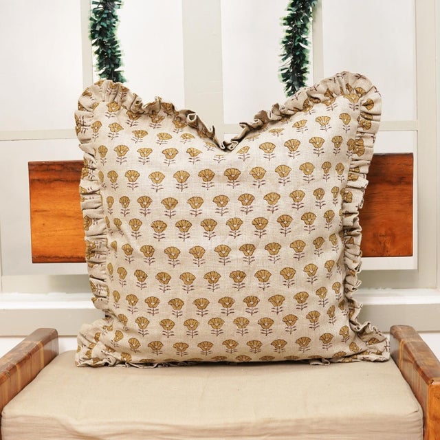 Elevate your home décor with the Artisan Thick Linen Ruffle Pillow Cover – Kohinoor Print by Fabdivine. This handcrafted,...