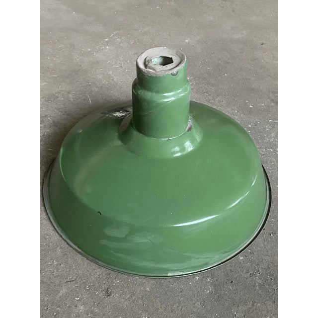 Good condition This classic style shade features a beautiful, deep forest green exterior with a white interior (designed...