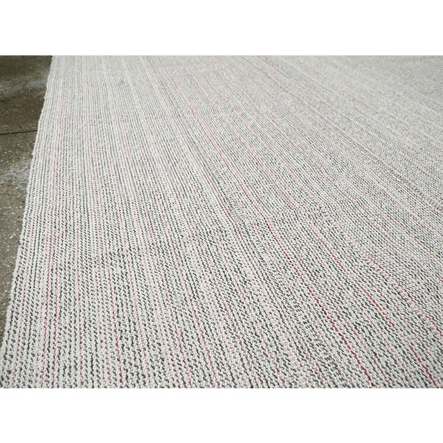 Mid 20th Century Galerie Shabab Collection Mid-20th Century Handmade Turkish Flatweave Kilim Room Size Carpet in White For Sale - Image 5 of 9