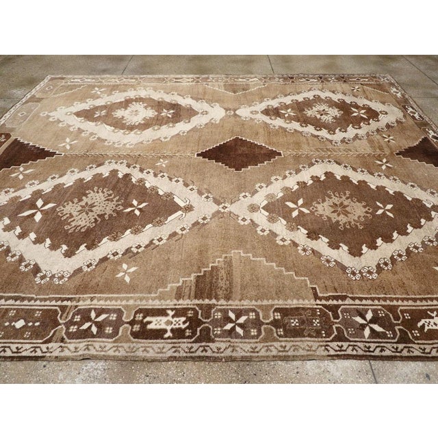 Galerie Shabab Collection Mid-20th Century Turkish Anatolian Room Size Carpet For Sale - Image 4 of 8