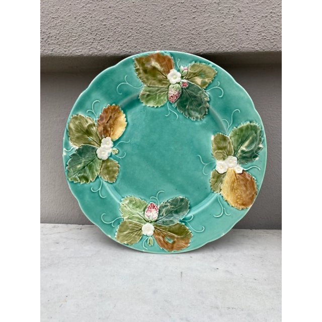 French Majolica strawberries plate circa 1880 Luneville.