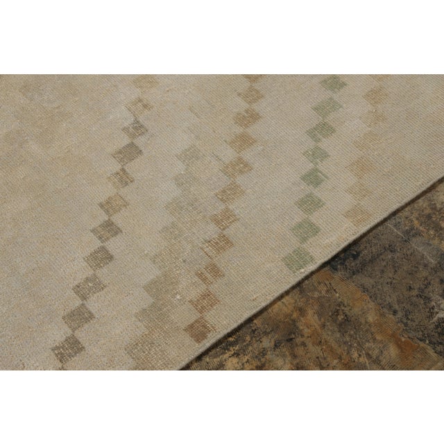 1960s Vintage Art Deco Rug in Beige-Brown, Green and White Chevron Pattern For Sale In New York - Image 6 of 8