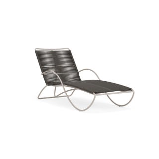 Brown Jordan Walter Lamb Aluminum Contoured Chaise, Dove frame with Coal fabric For Sale