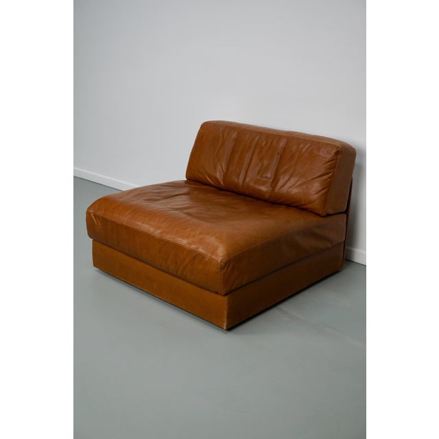 This DS-76 leather lounge chair was produced by the renowned Swiss furniture manufacturer De Sede in the 1970s. This...
