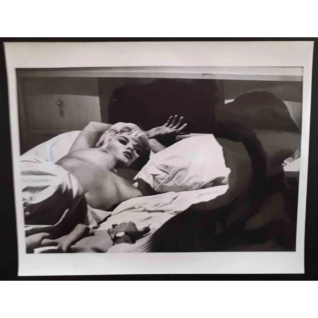 Vintage b/w photograph realized by Bill Kobrin in 1963. Excellent condition. This piece is attributed to the mentioned...