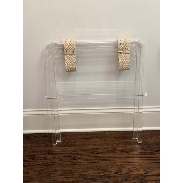 A beautifully preserved vintage folding luggage stand by Creations at Dallas, executed in clear lucite with sturdy macramé...