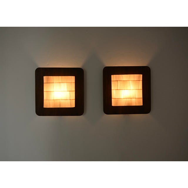 Pair of Italian wooden wall sconces from the 1960s. Wear and tear due to age and time. Up to 250V (Europe/UK Standard).The...