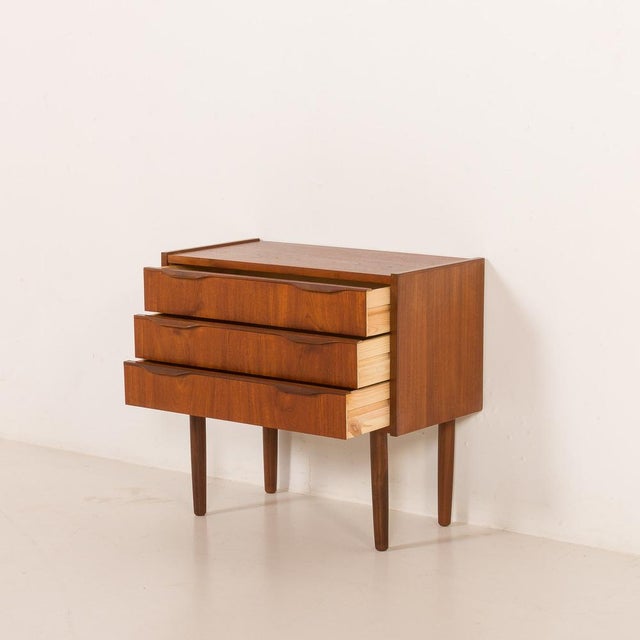 Small Danish Teak Chest of Drawers, 1960s For Sale - Image 4 of 10