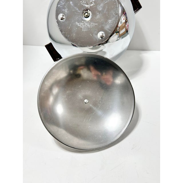 Mid Century Barware Penguin Ice Bucket by West Bend – Chrome Penguin, Retro Bar Cart Entertaining Decor, Vintage Hot & Cold Server For Sale - Image 9 of 12