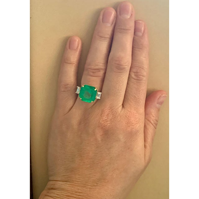 AGL Certified 10.25 Ct Colombian Emerald & Diamond 18 Kt Gold Two-Tone Ring For Sale - Image 11 of 18