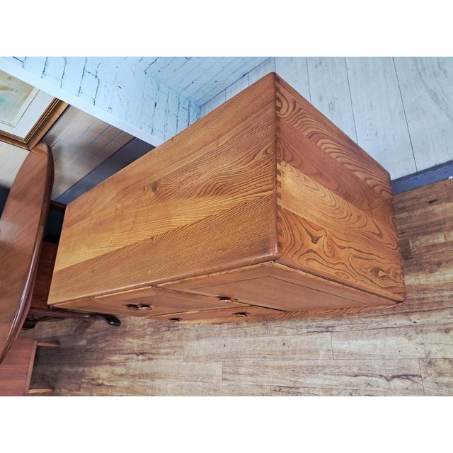 Mid-Century Modern Sideboard in Elm by Lucian Ercolani for Ercol, 1960s For Sale - Image 9 of 18