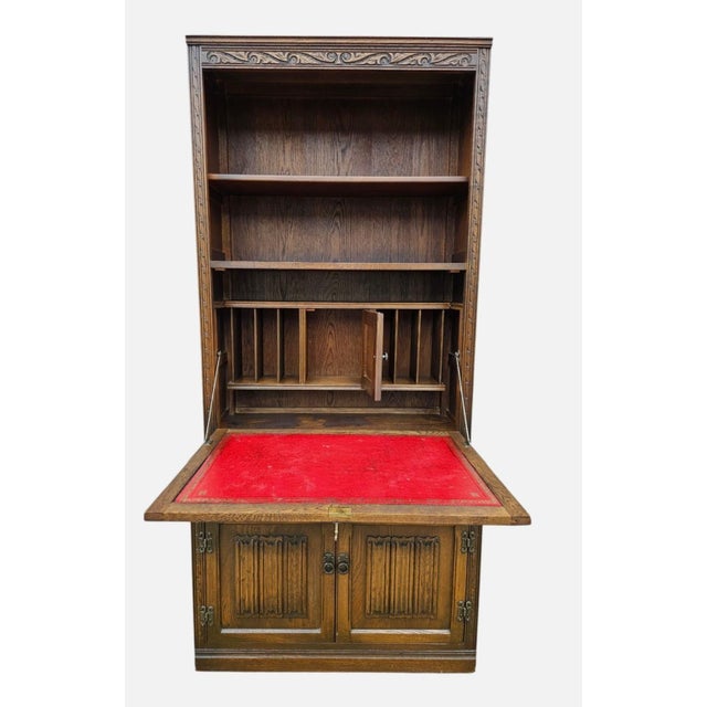 Wonderful vintage oak cabinet made in England. It is rare to finds these cabinet in the USA. Made by old charm/oak wood...
