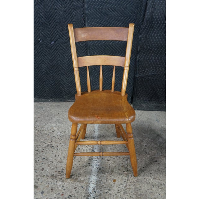 2 Antique 19th Century Colonial Windsor Thumb Back Maple Side End Chairs Pair For Sale - Image 4 of 18