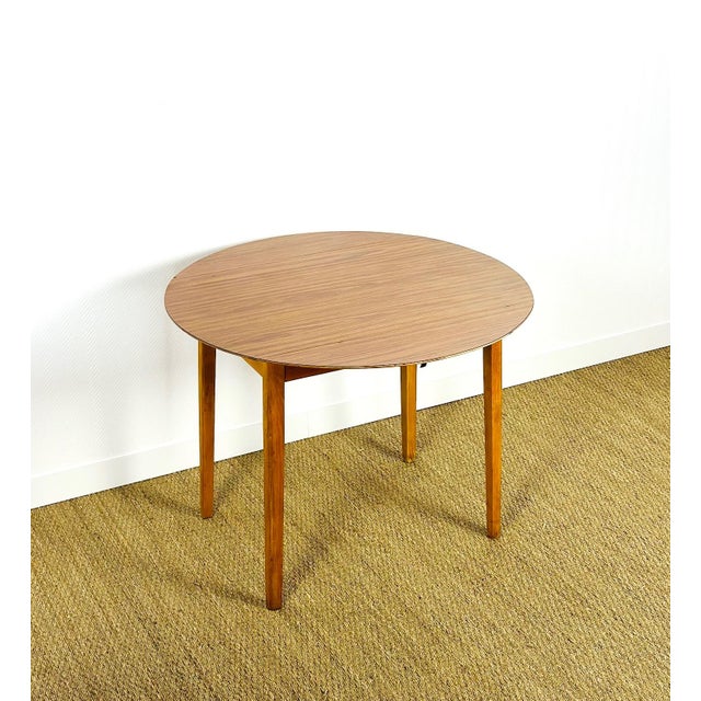 Folding Formica side table dating from the 1960s. Small nicks on the table (see photo) This elegant vintage table from the...