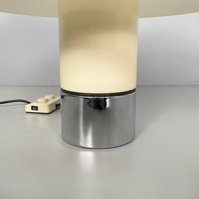 Italian Space Age White Metal and Acrylic Glass Brumbury Table Lamp attributed to Luigi Massoni for Guzzini, 1970s For Sale - Image 12 of 17
