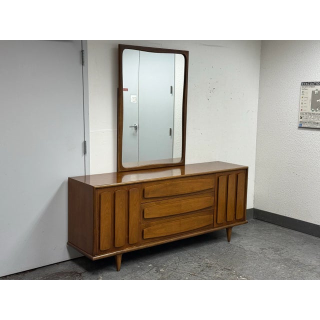 Mid 20th Century American of Martinsville Dresser With Mirror, Set For Sale - Image 12 of 12