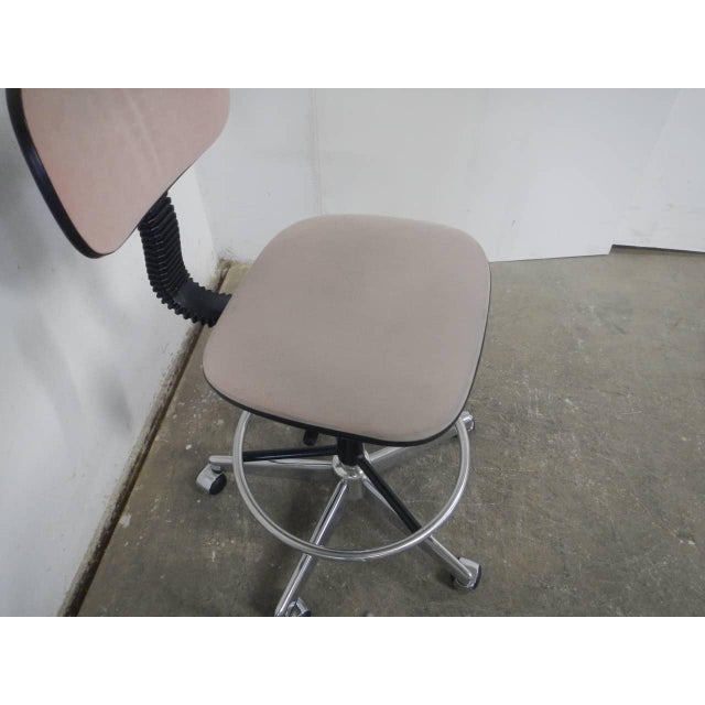5-legged stool with wheels. The backrest is reclining. The seat measures 42x39 cm. The adjustment piston does not work