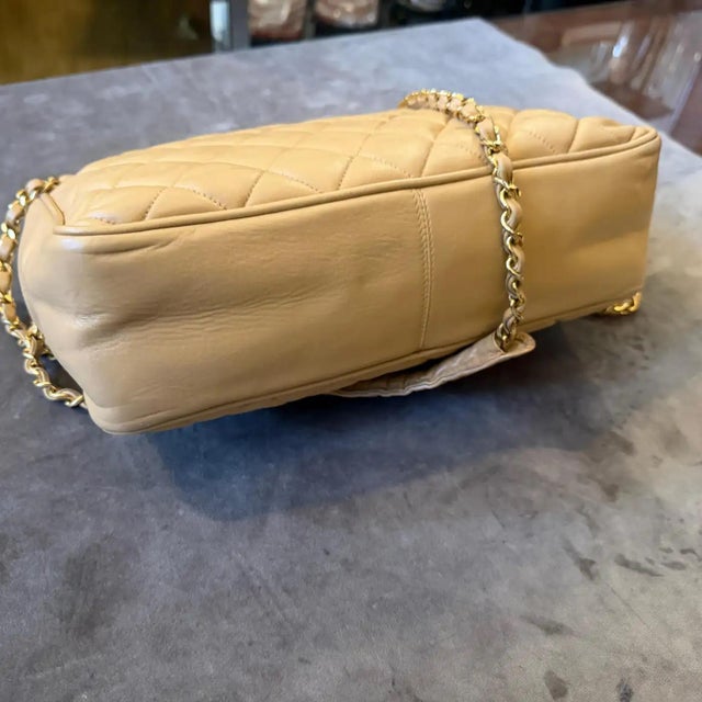 1980s Vintage Chanel Beige Lambskin Leather and Brass Shoulder Bag For Sale - Image 12 of 18