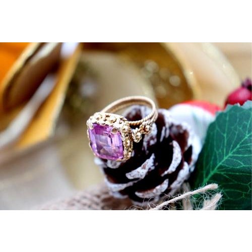 Gold Ring with Reliefs and Ruby Application For Sale - Image 5 of 7