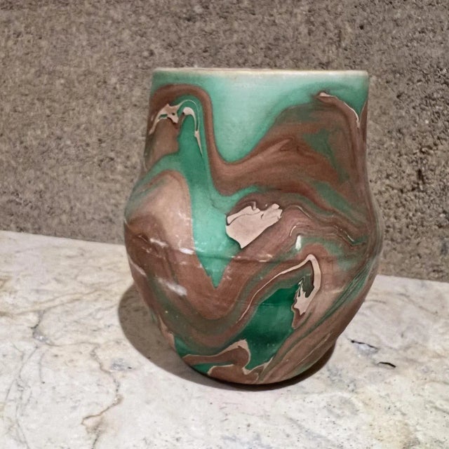 Late 20th Century Hellman Pottery Green Swirl Vase, Ceramic, Mid-Century Modern, Usa For Sale - Image 5 of 7