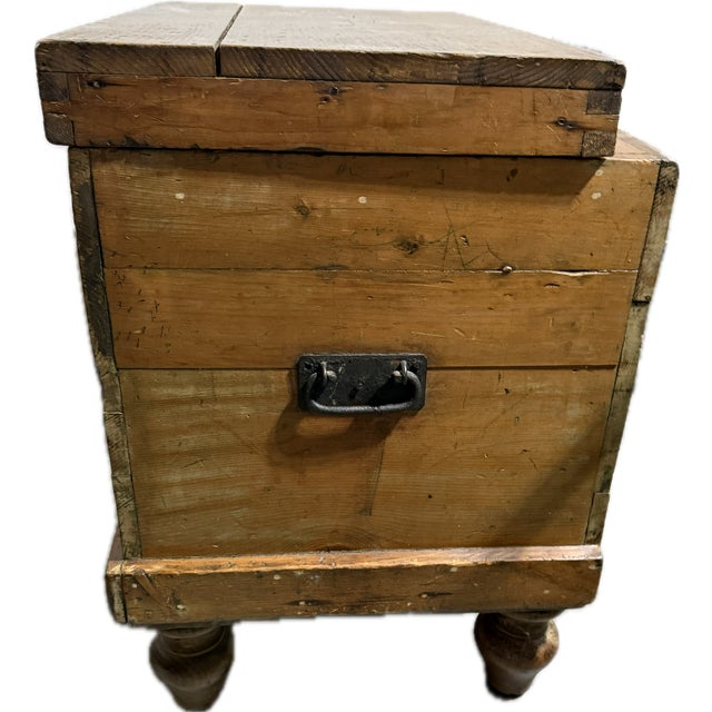 1860s English Pine Antique Ice Box With Zinc-Lined Interior on Turned Legs For Sale - Image 13 of 17