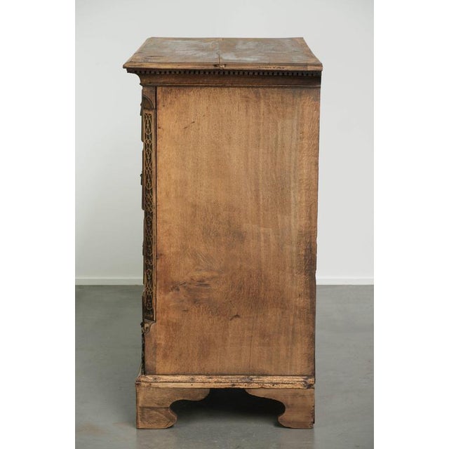 18th Century English Oak Chest of Drawers For Sale - Image 6 of 16