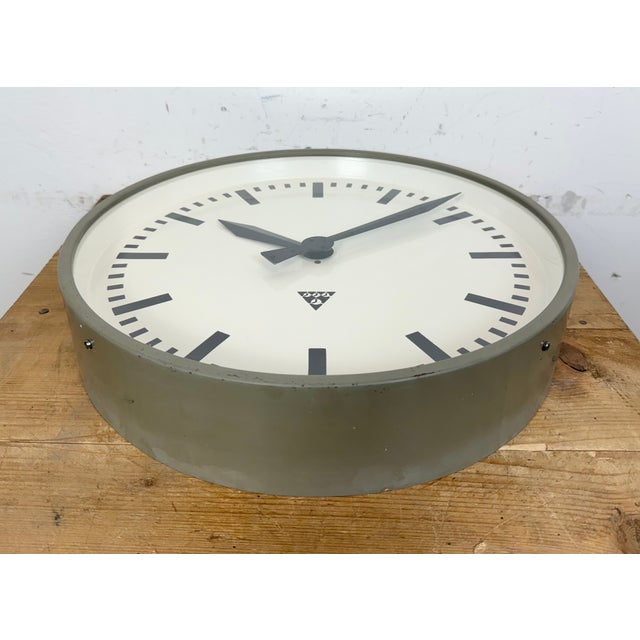 Metal Large Industrial Grey Factory Wall Clock from Pragotron, 1960s For Sale - Image 7 of 16