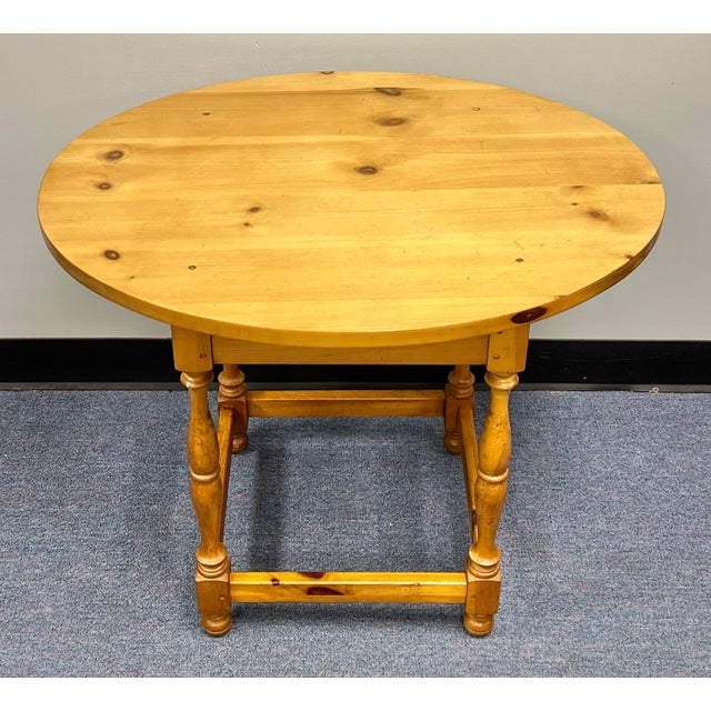 American Lane Furniture Museum of American Folk Art Pine Side Table For Sale - Image 3 of 10