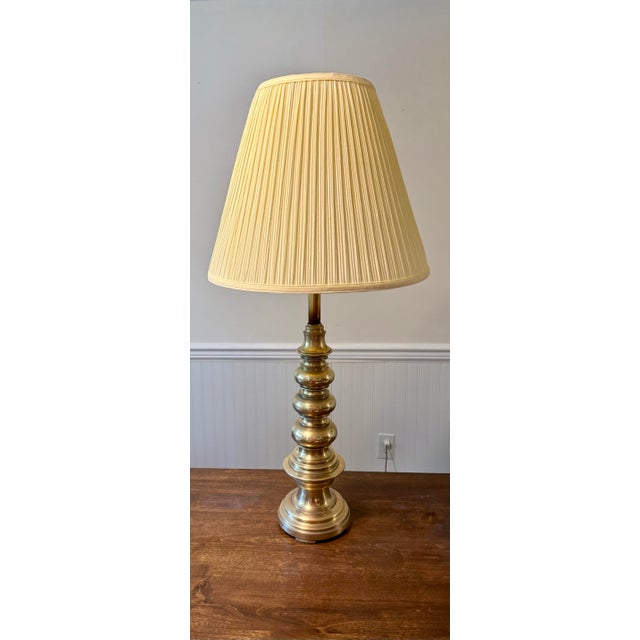 Mid-Century Modern Mid 20th Century Brass Toned Turned Lamp For Sale - Image 3 of 10
