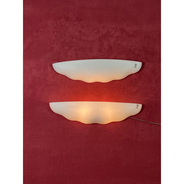 Set of 2 large Leucos wall lamps in opaline blown Murano glass, 1980s Intact and in good condition. Metal structures. Two-...