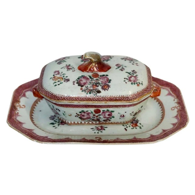 Chinese Pair of 18th Century Chinese Export Famille Rose Sauce Tureens For Sale - Image 3 of 6