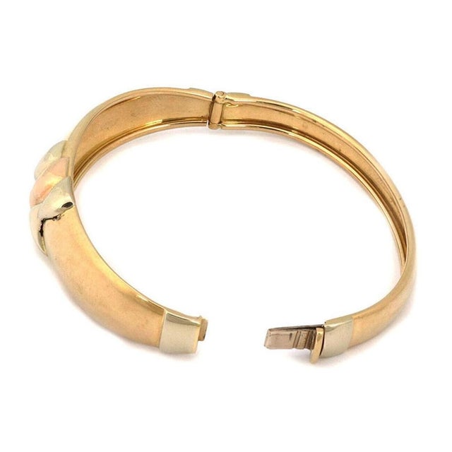 Mid 20th Century Darnlaion 18k Two Tone Gold Hinged Dome Bangle Bracelet For Sale - Image 4 of 5